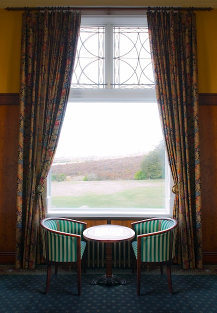 테이블과 의자가 있는 창