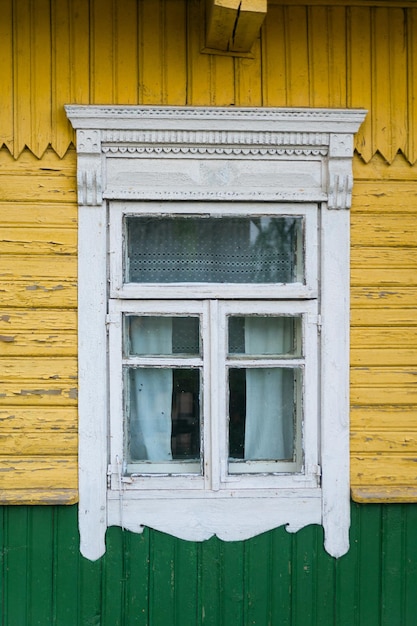 Windows in een houten huis in de Outback van Rusland.