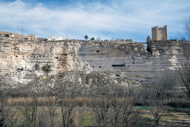 写真 スペイン アルバセテ州のアルカラ デル フカルの町にある洞窟の家の山の窓