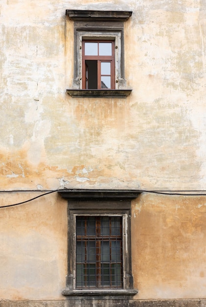 Foto finestre di un vecchio edificio