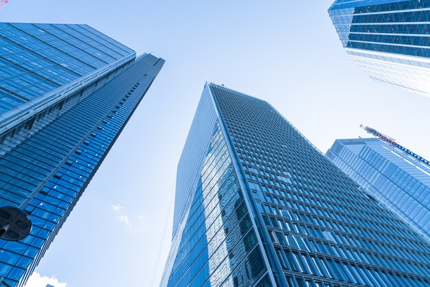Photo windows of skyscraper business office with blue sky