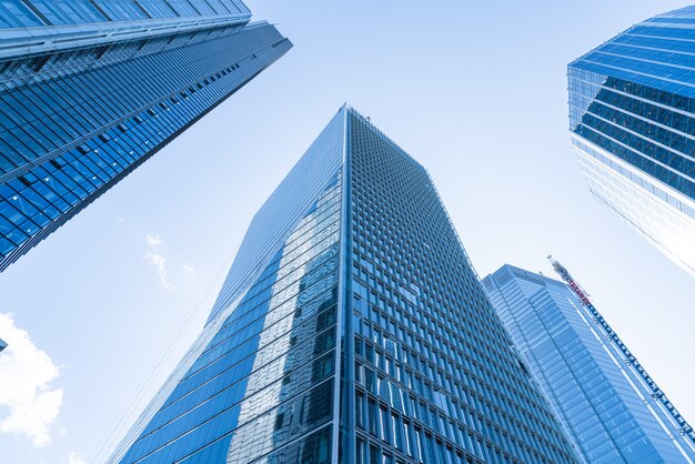 Photo windows of skyscraper business office with blue sky