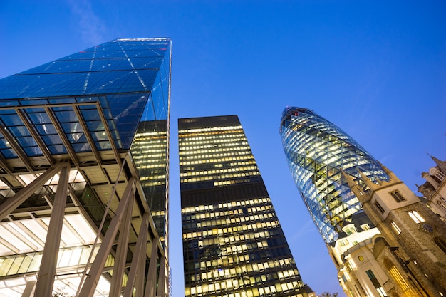 Windows van Skyscraper Business Office, Corporate gebouw in London City, Engeland, UK