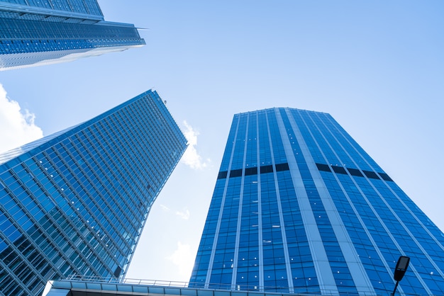 Windows van Skyscraper Business Office met blauwe hemel