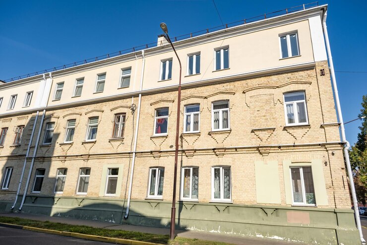 Фотография окна с декоративными элементами на старом деревянном или кирпичном здании