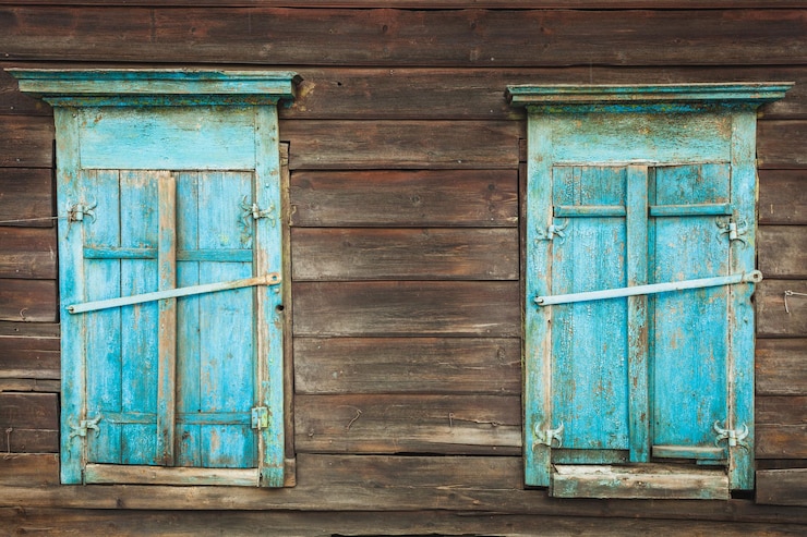 Photo windows of a wooden house in spring in siberia
