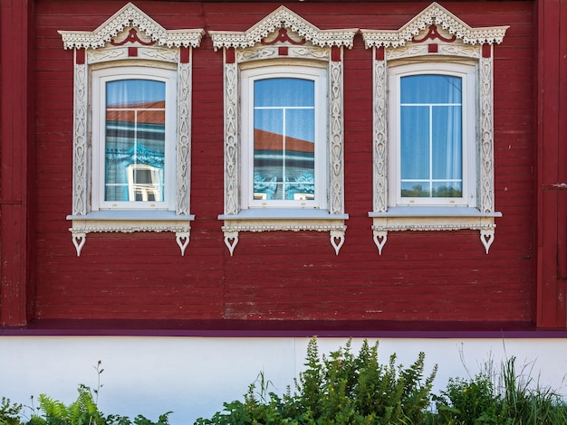 Окна деревянного русского деревенского дома с традиционной резной деревянной отделкой Плёс Россия