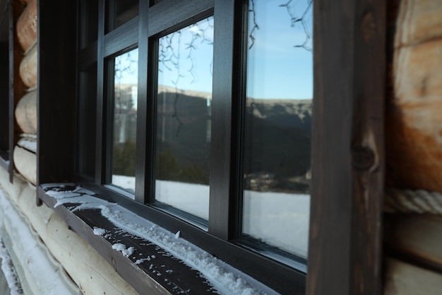 Davanzale della casa in legno all'aperto in montagna