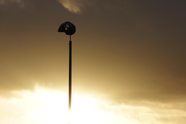 Foto windsock contro il cielo nuvoloso durante il tramonto