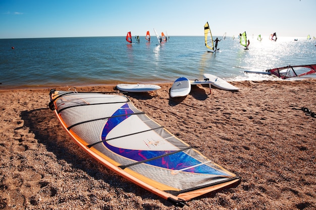 ビーチの砂の上にウィンドサーフィンボード。ウィンドサーフィンとアクティブなライフスタイル。