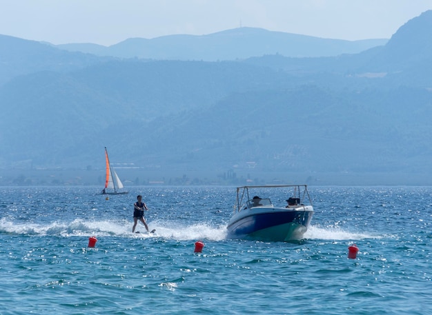 Windsurfen op een zonnige dag in de Egeïsche Zee in Griekenland