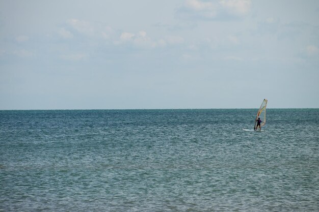 Foto windsurfen surfer die oefent in rustige zee of oceaan