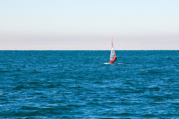 Windsurfer in de Triëst-zee