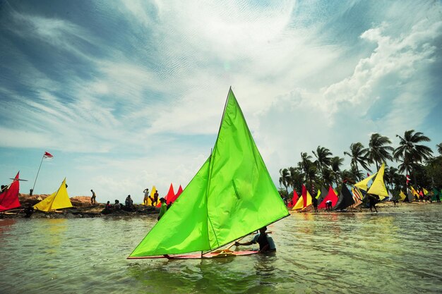 Foto windsurfisti contro il cielo