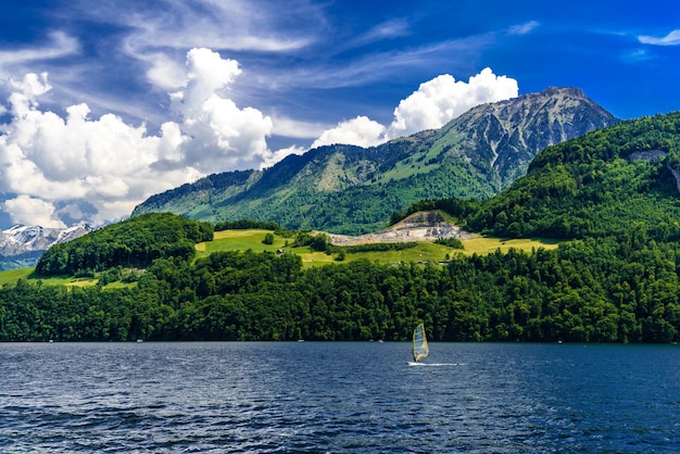 Windsurfers in het meer Alpnachstadt Alpnach Obwalden Zwitserland