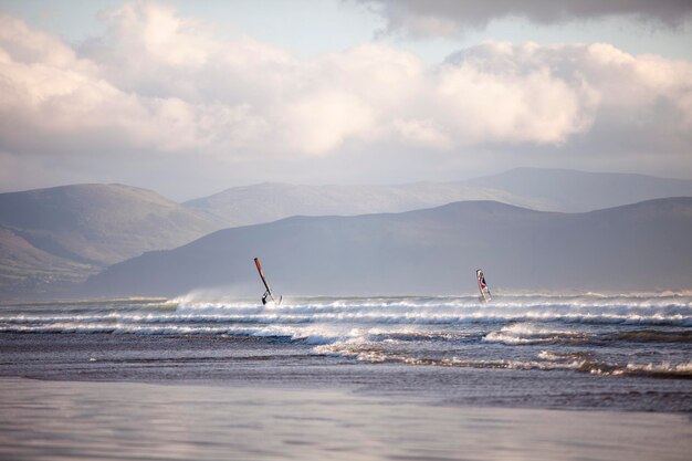 Photo windsurfing on beach against sky