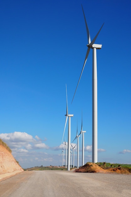 Windturbine hernieuwbare energiebron zomer landschap met blauwe hemel in natuurlijke landschappen