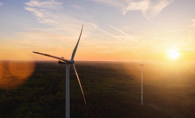 Windturbine in de zonsondergang gezien vanuit een luchtfoto