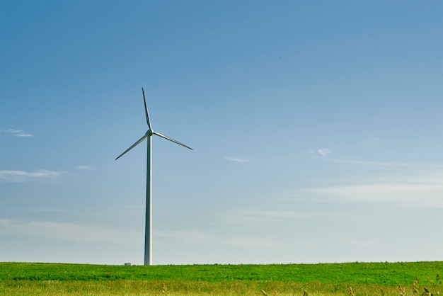 Windturbine in het veld. Windenergie energieconcept