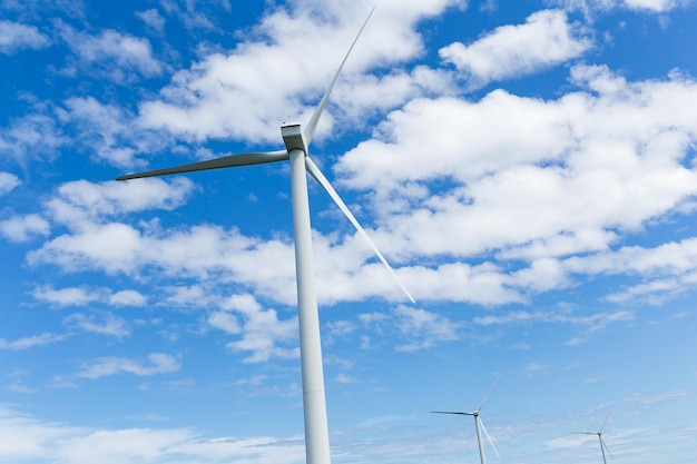 Windturbine met blauwe hemel