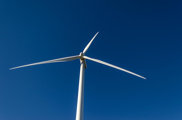 Windturbine met een blauwe lucht