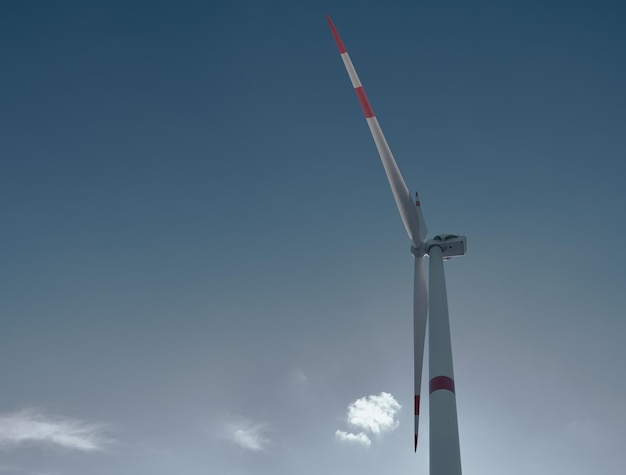 Windturbine op blauwe hemelachtergrond met zonnegloed