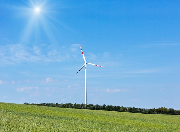 Windturbine op blauwe zonnige hemelachtergrond