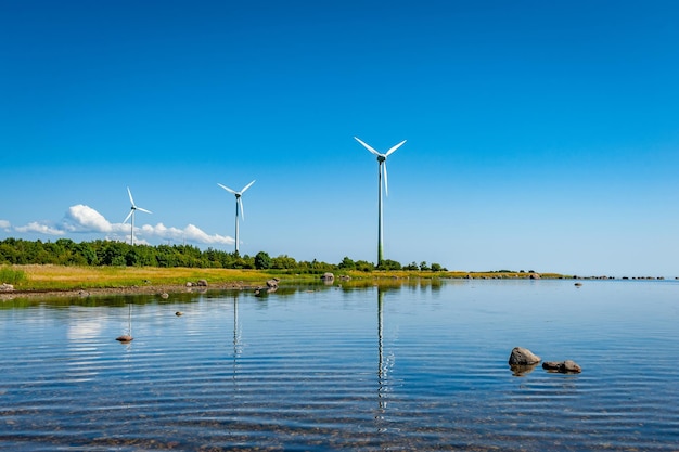 Windturbine op buiten met behoud van zon en blauwe lucht en duurzaam energieconcept