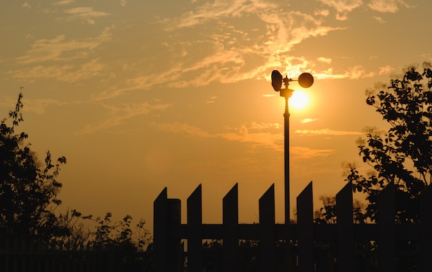 Windturbine, silhouet in zonsondergang en zonsopgang