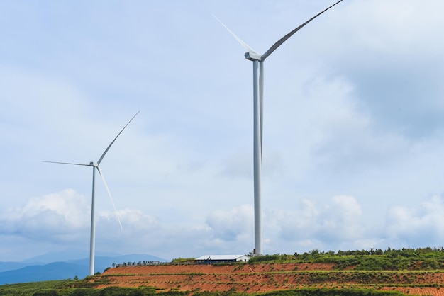 Windturbine tegen hemel in Da Lat van Vietnam