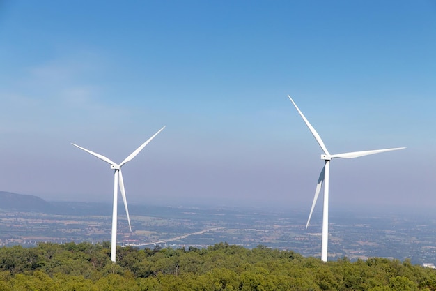 Foto windturbines boerderij op de berg landschap bij lam takong reservoir uitzichten tegen blauwe lucht met wolken achtergrond windmolens voor elektriciteit ecologie concept