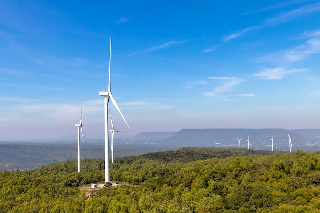 Windturbines boerderij op mountanis landschap bij Lam Takong Reservoir Views tegen blauwe hemel met wolken achtergrondWindmolens voor elektriciteit ecologie concept