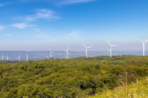 Windturbines boerderij op mountanis landschap bij Lam Takong Reservoir Views tegen blauwe hemel met wolken achtergrondWindmolens voor elektriciteit ecologie concept