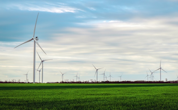 Windturbines die elektriciteit opwekken met blauwe lucht - energiebesparingsconcept