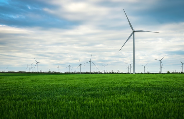 Windturbines die elektriciteit opwekken met blauwe lucht - energiebesparingsconcept