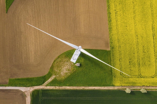 Windturbines en landbouwvelden op een zomerdag - Energieproductie met schone en hernieuwbare energie - bovenaanzicht shot