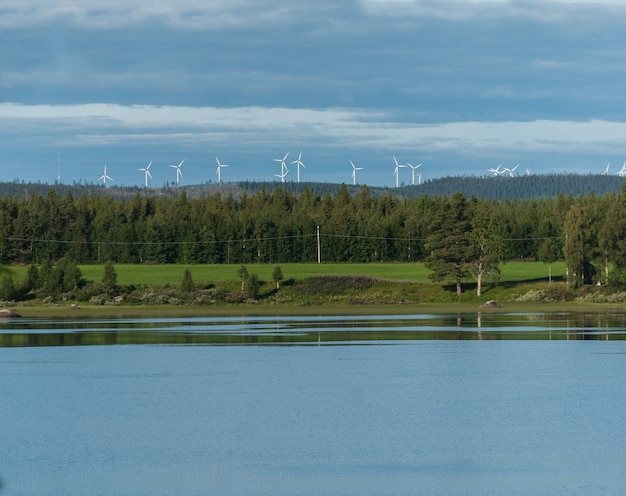 Windturbines, groen bos en meer, Blattnicksele, Zweden