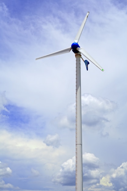 Windturbines in boerderij en blauwe lucht