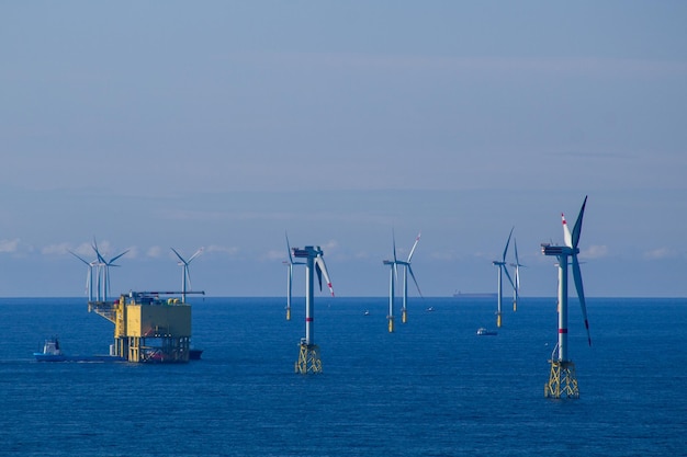 Windturbines in de zee overdag