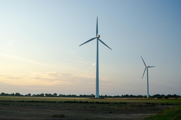 Windturbines in de zonsondergang met een prachtige lucht