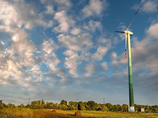 Windturbines in een veld met prachtige wolken, onderaanzicht, alternatieve energie