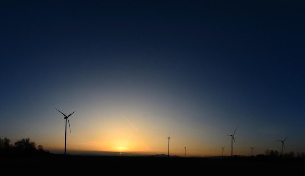 Windturbines in zonsondergangpanorama