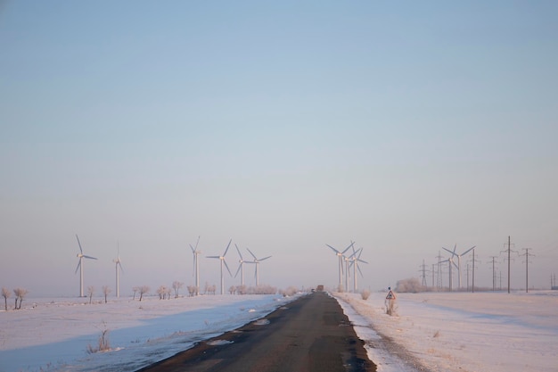 Windturbines langs de weg zijn windenergie