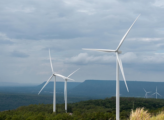 Windturbines met uitzicht op de bergen