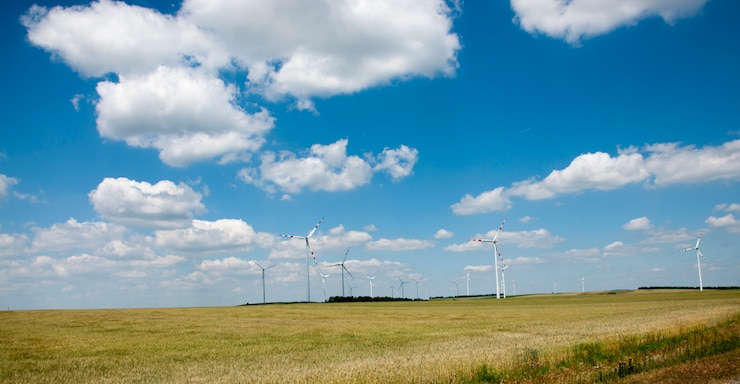 Windturbines onder de blauwe lucht 1