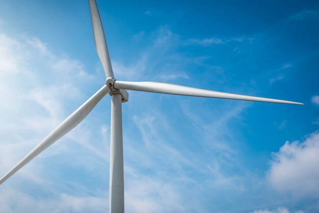 Windturbines op berg met blauwe hemel in Thailand.