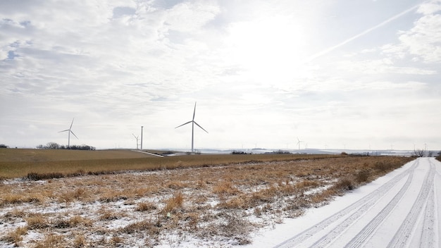 Windturbines op een boerderij tegen de lucht