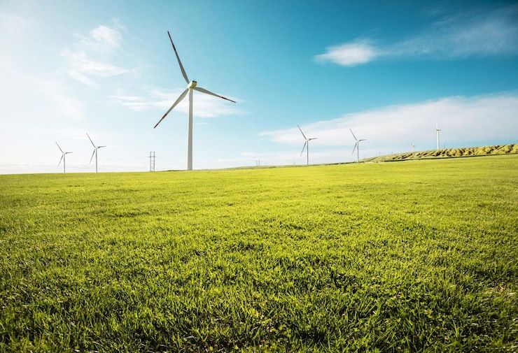 Foto windturbines op een groen veld met de lucht op de achtergrond