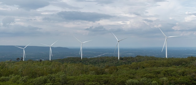 Windturbines op gele lucht