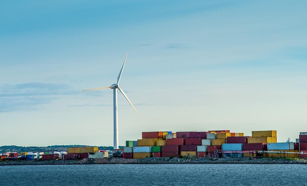 Foto windturbines op het land tegen de lucht